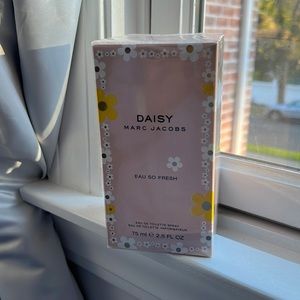 SOLD Marc Jacobs Daisy